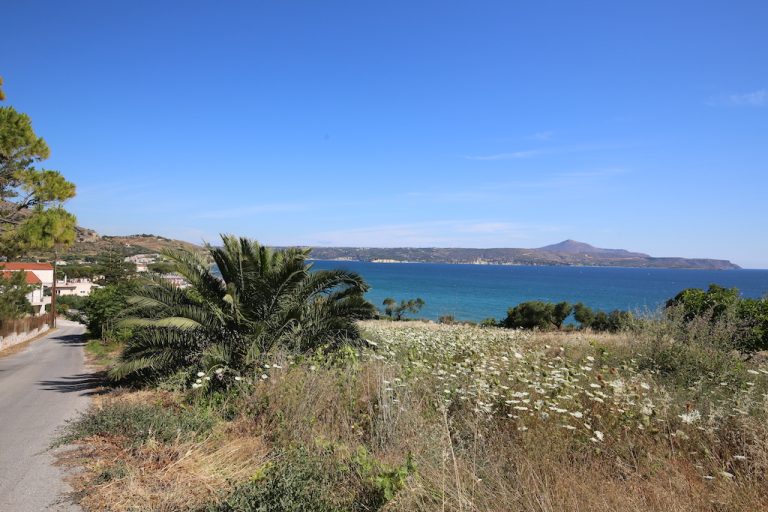 TERRAIN AVEC VUE DIRECTE SUR LA MER DANS LE VILLAGE DE KALIVES