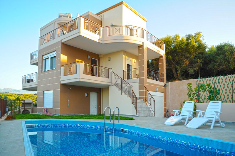 A 150 SQ M VILLA WITH A POOL IN THE WIDER AREA OF PLATANIAS