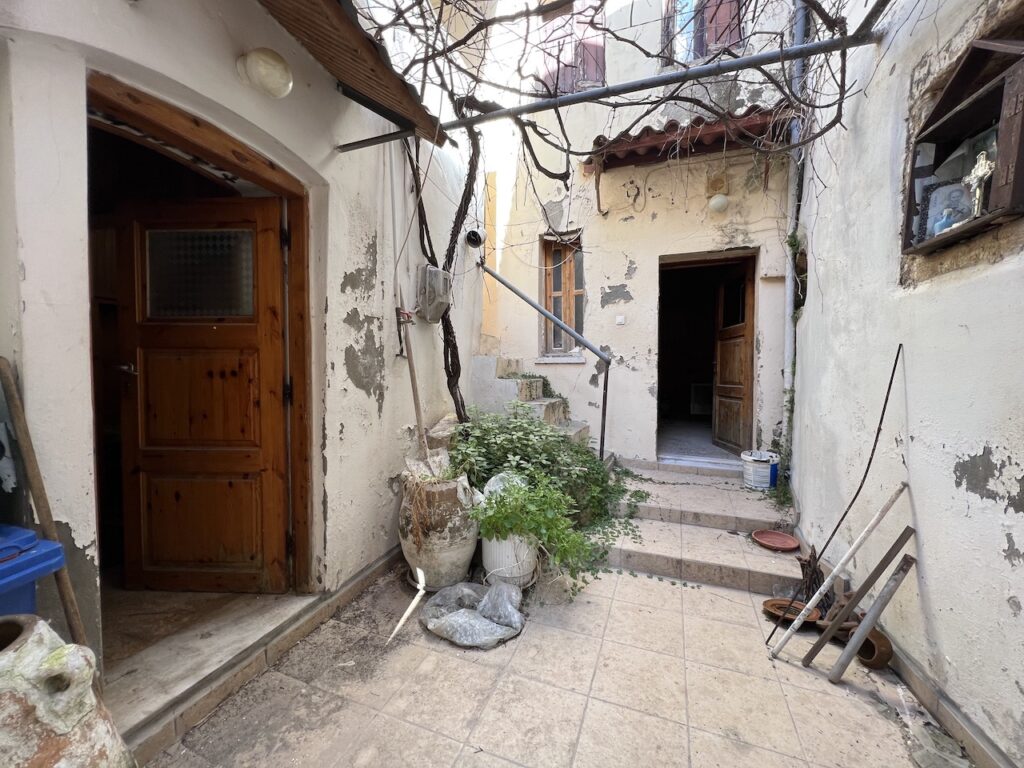 A CHARMING OLD HOUSE IN THE MOST UP AND COMING AREA OF SPLATZIA (CHANIA)